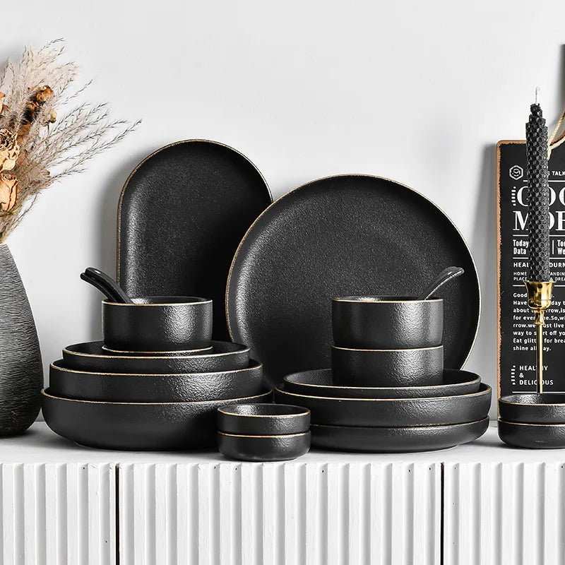 Juego de Platos Negros Mate con Borde Dorado – Elegancia para Mesa y Cocina