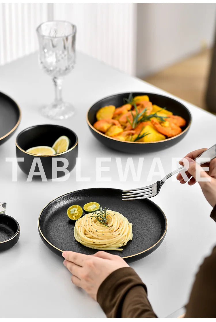 Juego de Platos Negros Mate con Borde Dorado – Elegancia para Mesa y Cocina