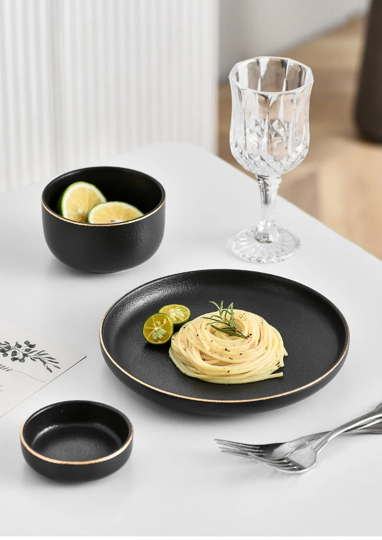 Juego de Platos Negros Mate con Borde Dorado – Elegancia para Mesa y Cocina