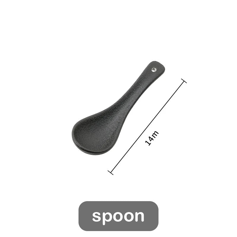 Juego de Platos Negros Mate con Borde Dorado – Elegancia para Mesa y Cocina