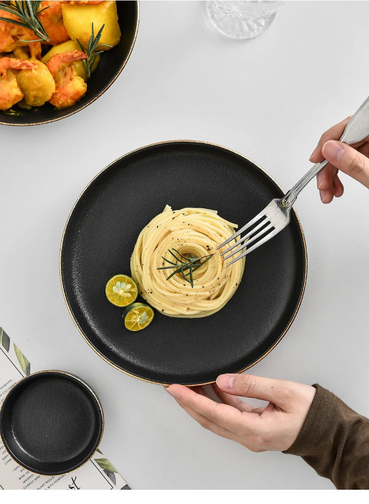 Juego de Platos Negros Mate con Borde Dorado – Elegancia para Mesa y Cocina