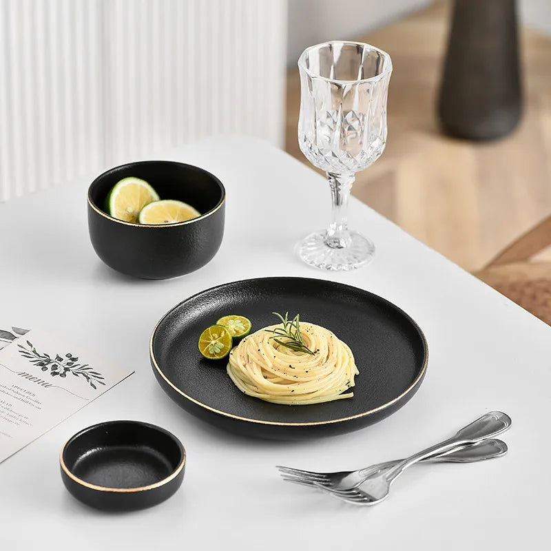 Juego de Platos Negros Mate con Borde Dorado – Elegancia para Mesa y Cocina