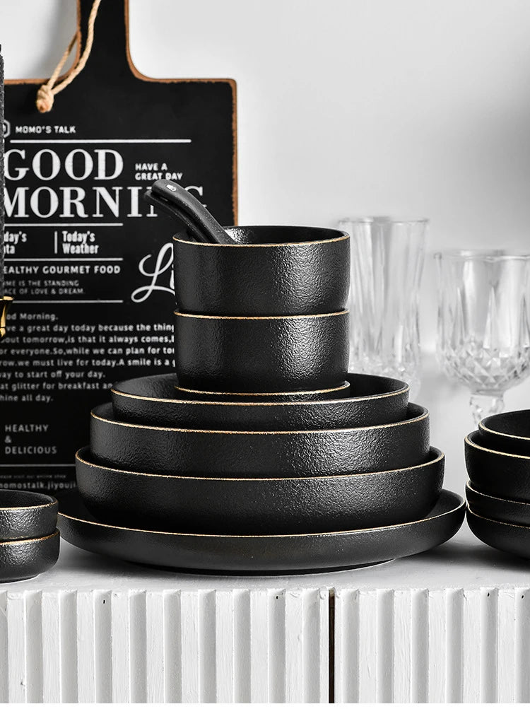 Juego de Platos Negros Mate con Borde Dorado – Elegancia para Mesa y Cocina