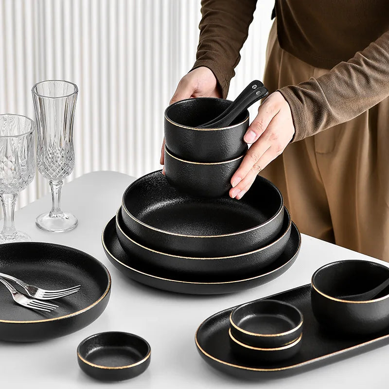 Juego de Platos Negros Mate con Borde Dorado – Elegancia para Mesa y Cocina