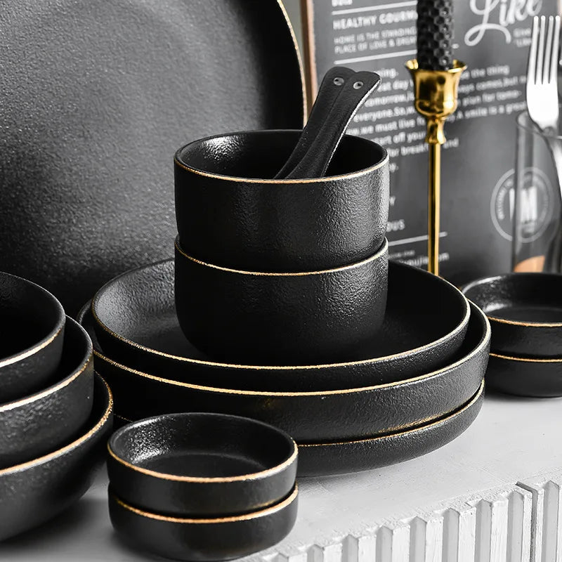 Juego de Platos Negros Mate con Borde Dorado – Elegancia para Mesa y Cocina