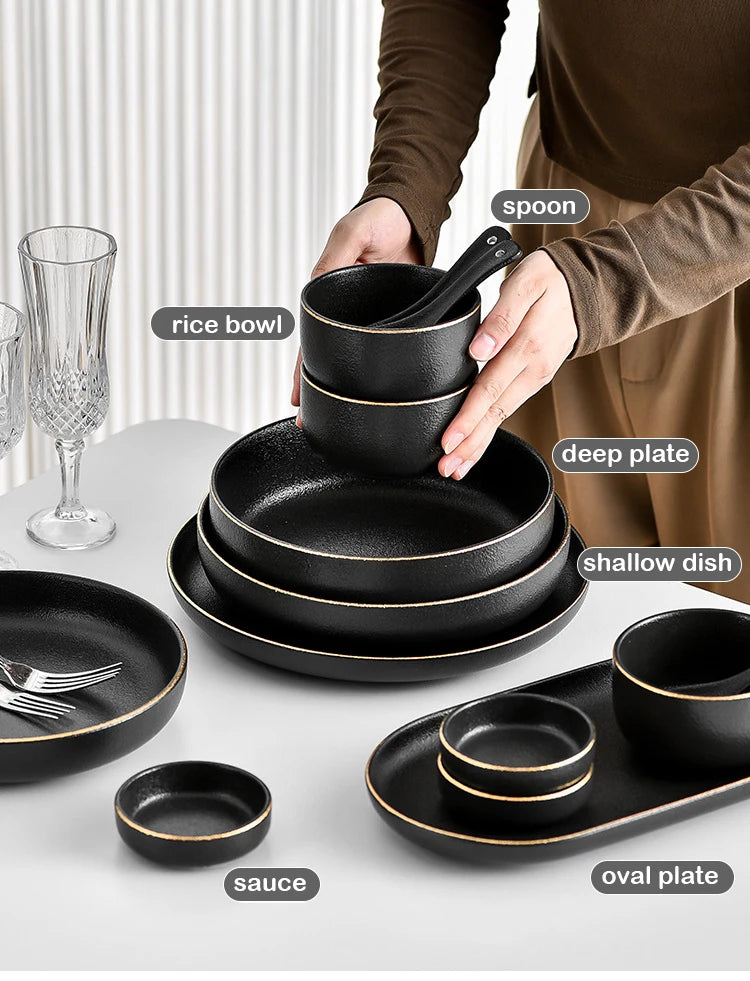 Juego de Platos Negros Mate con Borde Dorado – Elegancia para Mesa y Cocina
