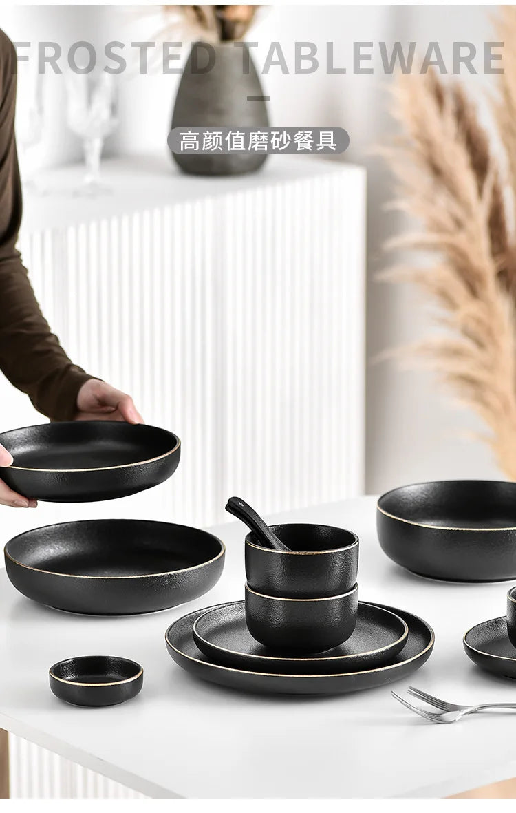 Juego de Platos Negros Mate con Borde Dorado – Elegancia para Mesa y Cocina