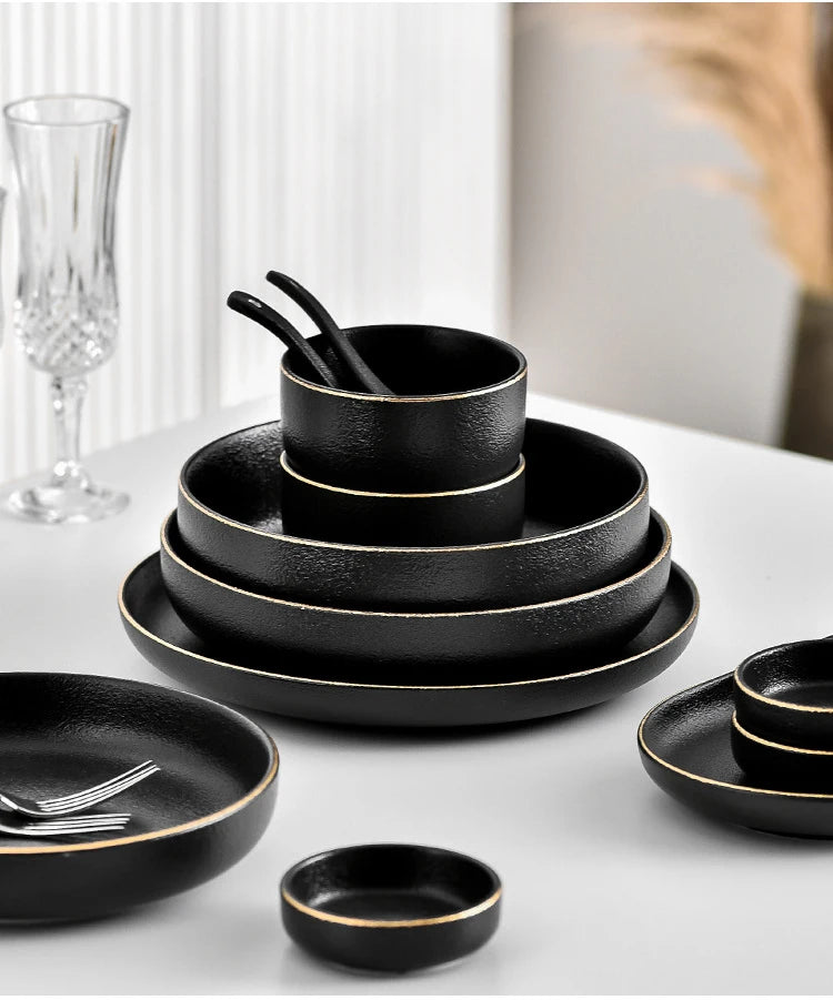Juego de Platos Negros Mate con Borde Dorado – Elegancia para Mesa y Cocina